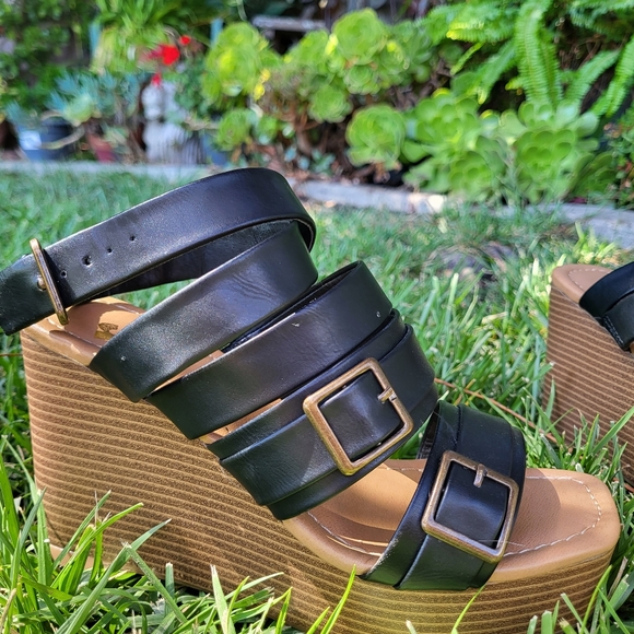 Brand new, Women's size 6 1/2 Strappy Black & tan Wedges - Picture 1 of 4